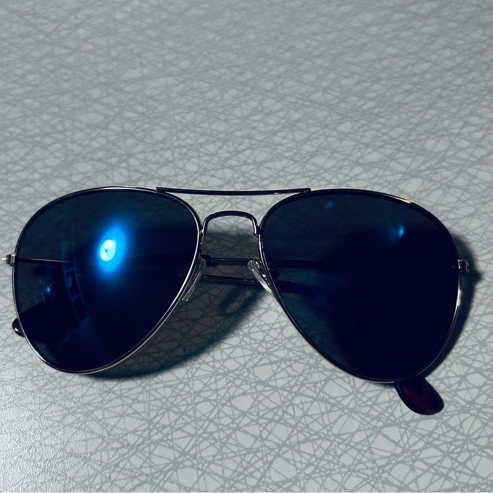 Stylish Aviator Sunglasses with Blue Lenses